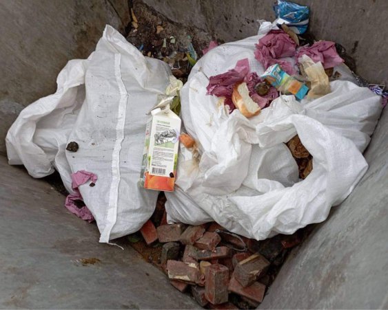 В Днепре коммунальщики нашли в мусорном баке мешок с гранатами и минами: подробности