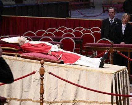 Розпочалося церемонія прощання з Папою Бенедиктом XVI