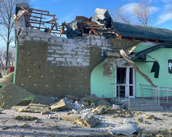 Російські загарбники обстріляли Курахове на Донеччині: фото наслідків