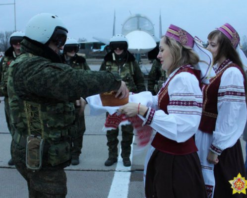 Встречались с хлебом и солью: в Беларусь прибыли новые российские бомбардировщики