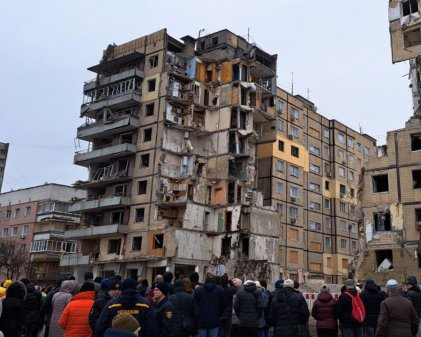 Трагедия в Днепре: к разбомбленному дому принесли уникальную икону