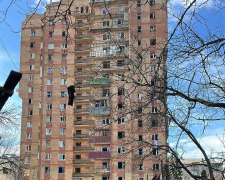 Росіяни масовано атакували центр українського міста, є загиблі: фото наслідків