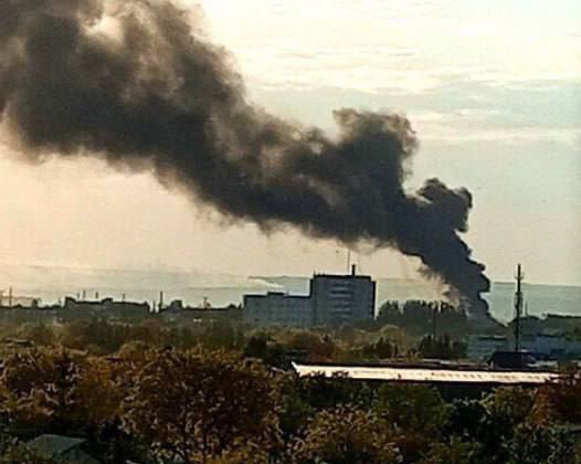 Над тимчасово окупованим Луганськом здійнявся чорний дим