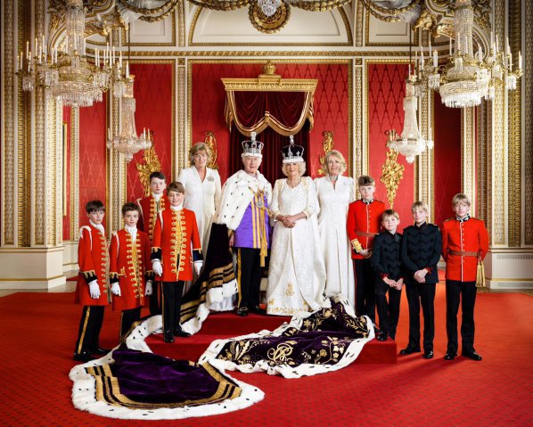 Королівська родина опублікувала нові фото з онуками і принцами