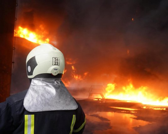 Київ і низку областей атакують безпілотники: загорівся дах багатоповерхівки