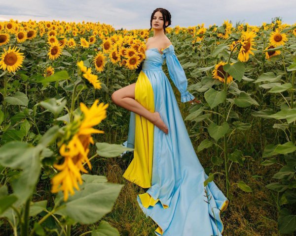 Сукні з довгим шлейфом і колючий дріт з квітами: яскраві образи популярних блогерів до Дня Незалежності