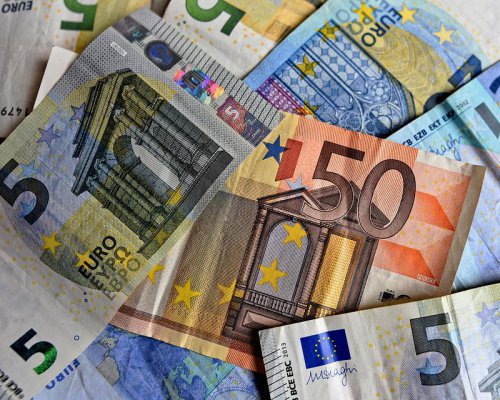 Евро подешевел перед выходными. Курс валют на 15 сентября