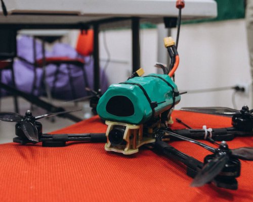 Українських школярів навчатимуть керувати дронами