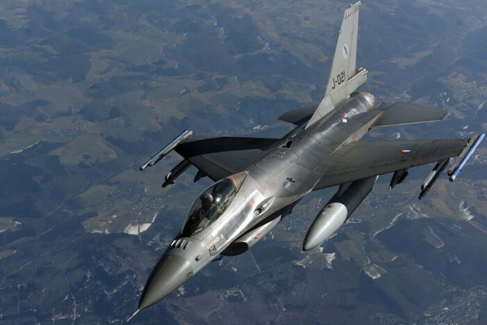 Украина будет хранить некоторые F-16 за границей: россияне сразу же пригрозили атаковать их