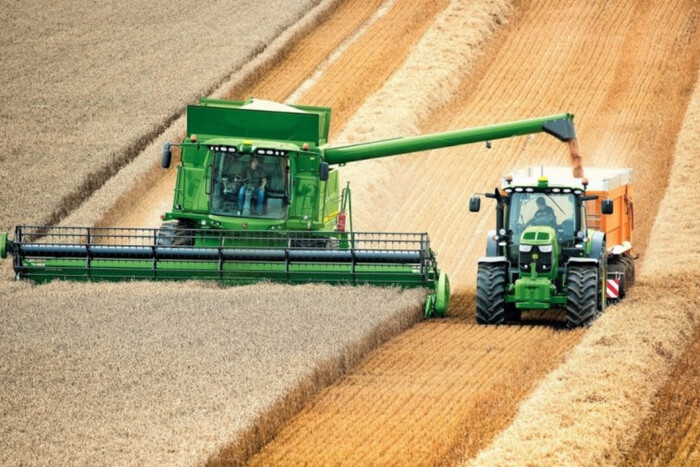 Всеукраїнська аграрна рада б’є на сполох: перед збором урожаю бракує комбайнерів і водіїв зерновозів