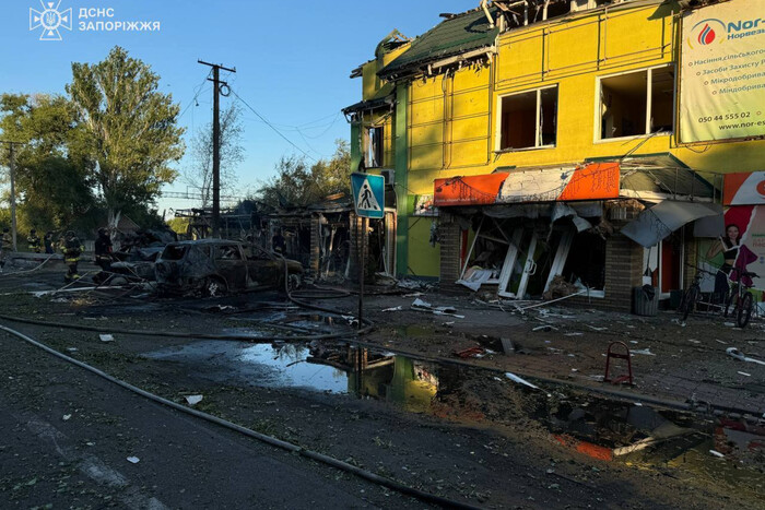 Рятователи показали фото ликвидации последствий российского удара по Вильнянску