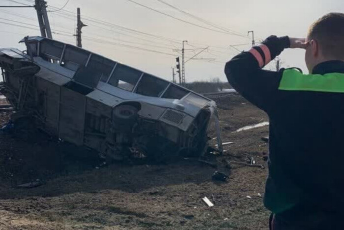 У России поезд врезался в рейсовый автобус: есть погибшие (фото)
