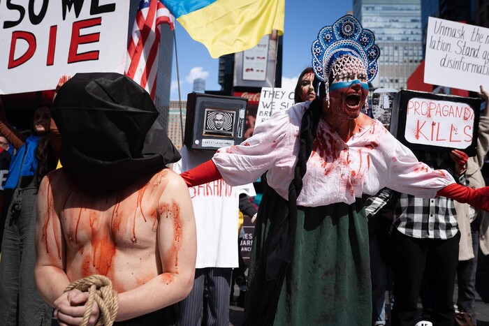Украинцы сорвали празднование российской Масленицы в Нью-Йорке (фото, видео)