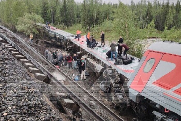 Авария поезда в Коми: пассажиры полдня просидели на холоде, ожидая помощи