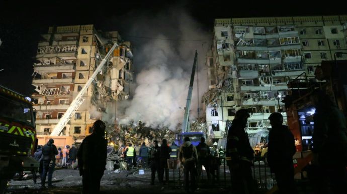Удар по будинку в Дніпрі: 12 загиблих, серед них неповнолітня, 64 поранених