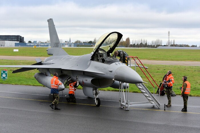 США сознательно «оттягивают» подготовку украинских пилотов на F-16 – The Times