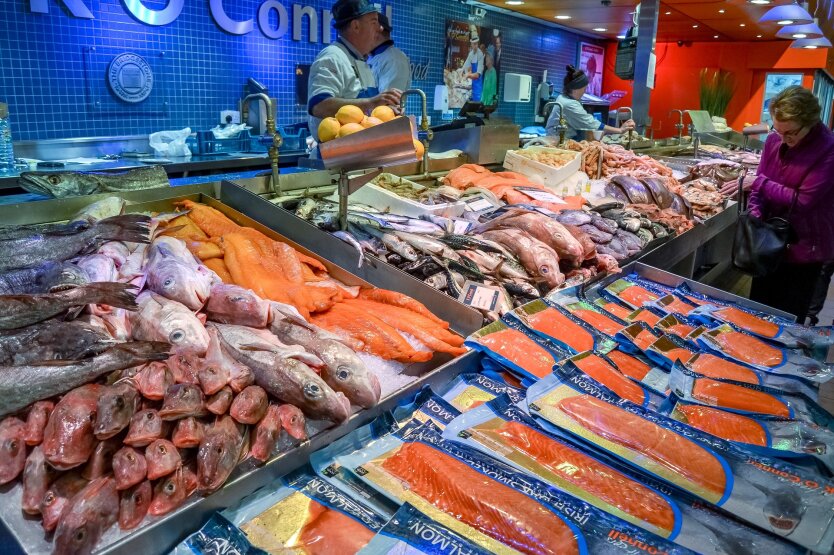 Супермаркеты обновили цены на рыбу: сколько стоит карп, сельдь и скумбрия