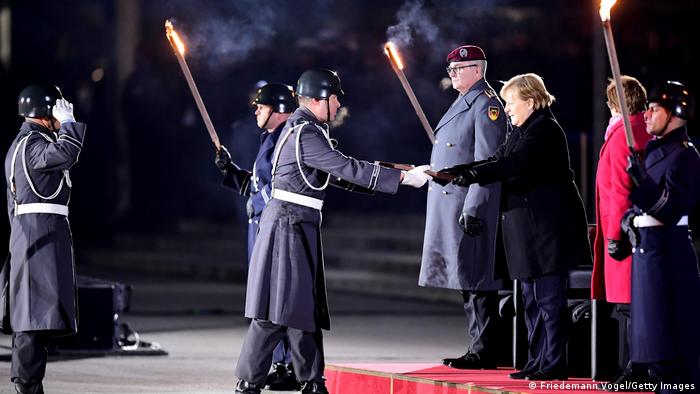Меркель офіційно прощалася з посадою канцлера під панк-рок і з запаленими факелами