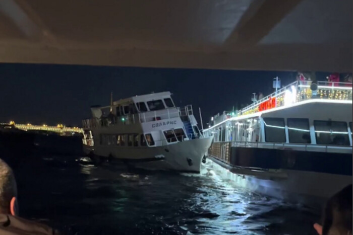 У Санкт-Петербурге теплоход протаранил туристическое судно (видео)