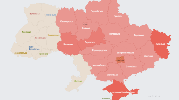 У низці областей України оголошували повітряну тривогу. У Харкові пролунало біля 10 вибухів