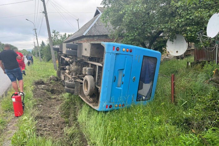 На Закарпатті автобус з людьми потрапив в аварію (фото)
