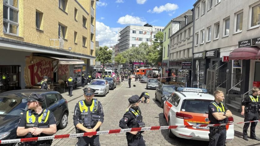 У Гамбурзі перед Євро-2024 чоловік із киркою напав на поліцейських: його підстрелили