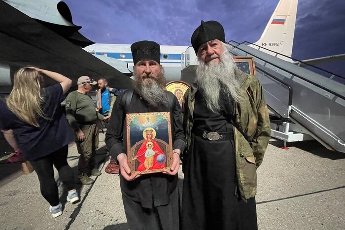 Z-священники намагалися наблизити перемогу Росії, літаючи з іконами