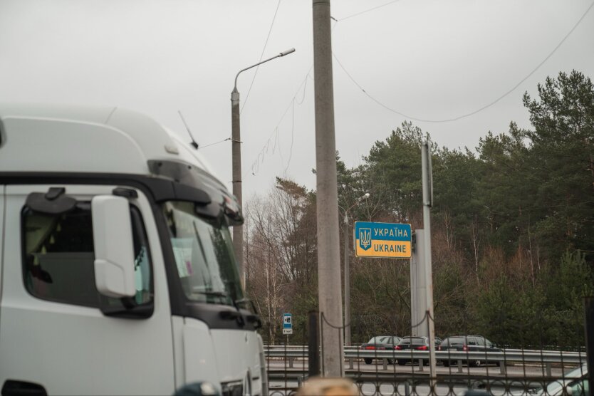 <p>Польские протестующие начали останавливать пассажирские автобусы с украинцами на границе, - Кубраков