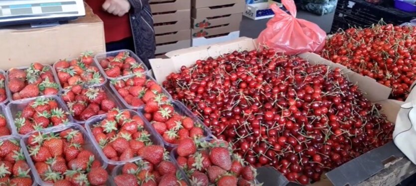 405 гривень за кіло: що відбувається з цінами на полуницю та черешню у супермаркетах