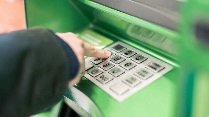 Украинцы начали забирать деньги из банков: экономисты назвали причины