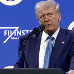 Трамп закриває повітряний простір