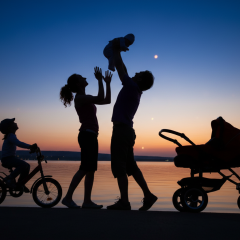 Військовий з дитиною на руках