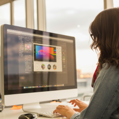 Робітники збирають меблі в Польщі