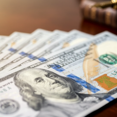 Зростання курсу долара до 42,8 грн