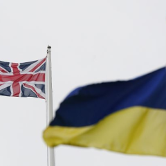 Лупа із значком військових злочинів