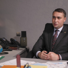 Глава української розвідки позіхаючи з втомленням