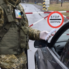 Чоловік у кросівках з паспортом