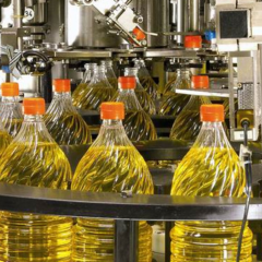 Соняшникова олія з Індії на магазинній полиці