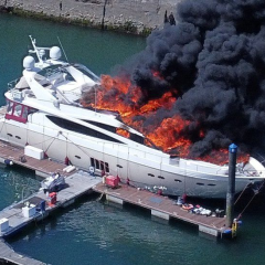 Вогнені полум'я охопили яхту біля британського узбережжя