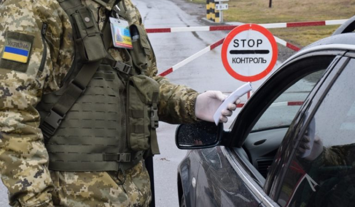 Чоловік у кросівках з паспортом