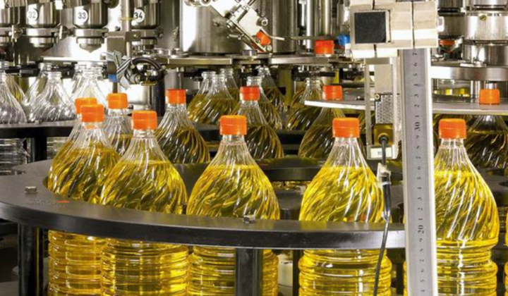 Соняшникова олія з Індії на магазинній полиці