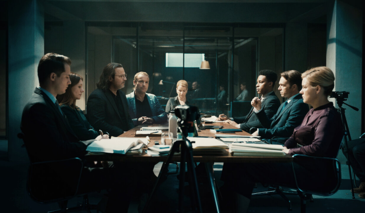 Сцена з серіалу Код на мільярд доларів, де хакери воюють проти корпорації