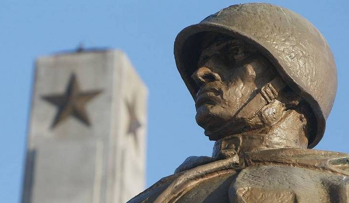 Демонтаж советских памятников в Латвии