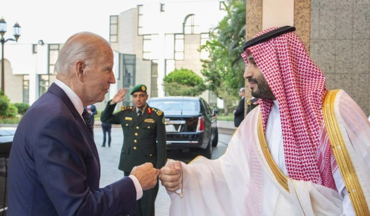 Логотип Саудовской Аравии рядом с флагом Запада