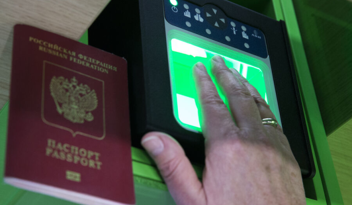 Группа туристов из России в аэропорту