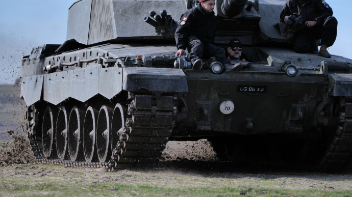 Перші танки Challenger вже в Україні: Резніков із десантниками обкатав бойові подарунки