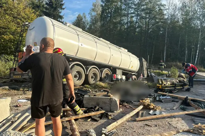 Автоцистерна врезалась в блокпост: погиб полицейский