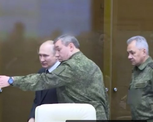 Зачем Путин позировал перед камерами со своими генералами – в британской разведке объяснили