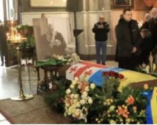 На гробу два флага: Вахтанга Кикабидзе провели в последний путь