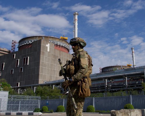 Оккупанты хотят завезти белорусов на захваченную атомную станцию